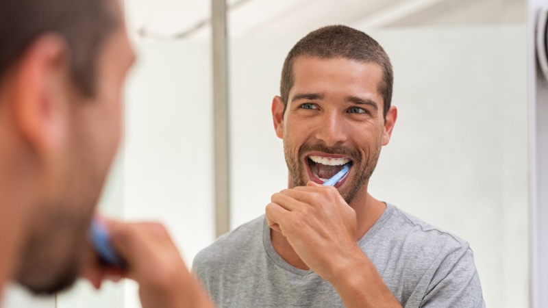 Un homme qui se brosse les dents
