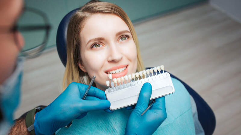 Une femme qui a choisi les facettes dentaires pour embellir son sourire