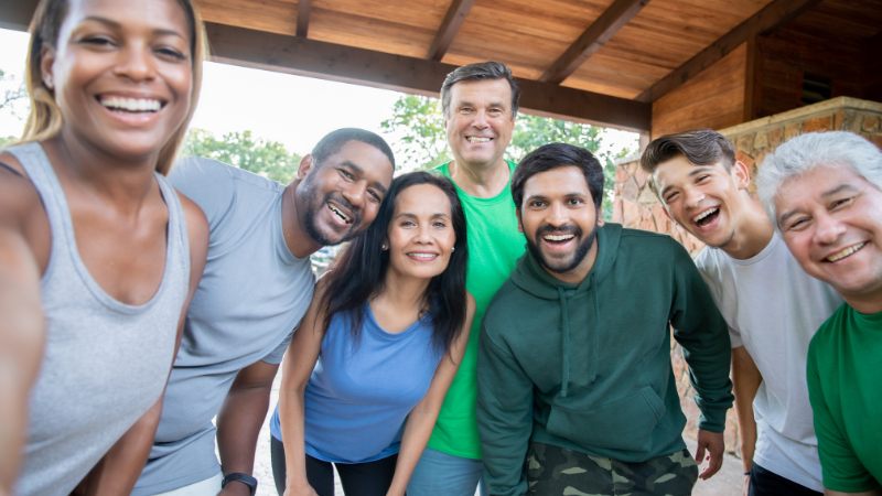 Des adultes venant de différents pays qui sourient