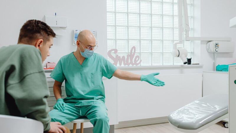 Un patient qui va subir une intervention dentaire pour améliorer son sourire après diagnostic