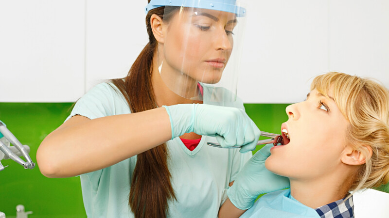 Une extraction dentaire chez une dentiste
