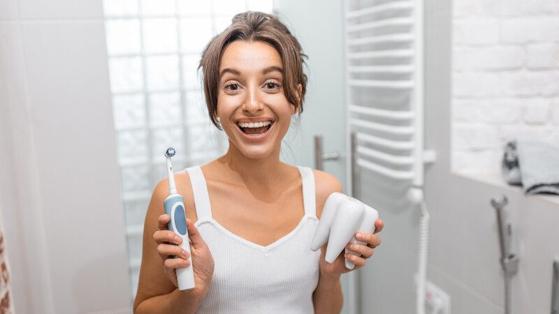 Une femme heureuse grâce à une bonne santé dentaire