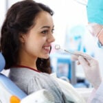 Une femme qui a décidé de refaire ses dents en France