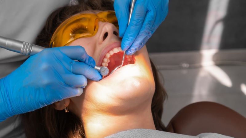 Une femme qui se fait réparer une dent cassée