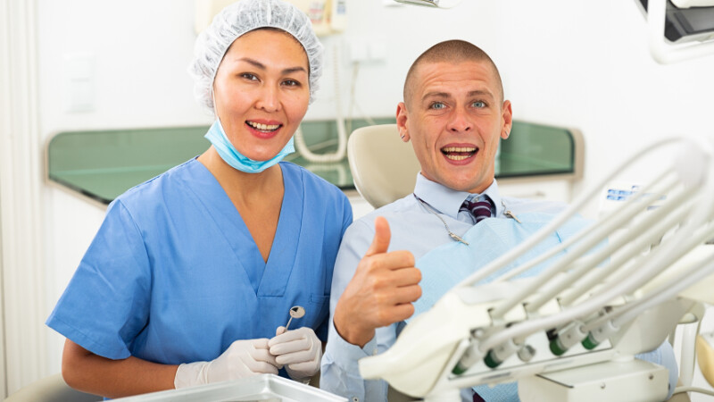 Un client satisfait de ses soins dentaires