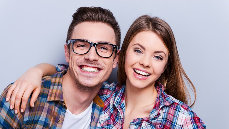 Un couple avec un sourire éclatant grâce à des facettes dentaires
