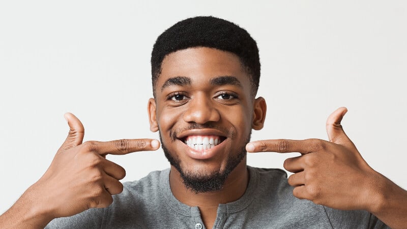 Un homme avec des dents parfaites