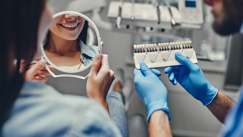 Une femme en train de choisir des facettes pour ses dents