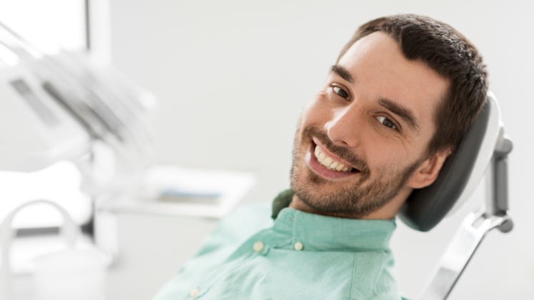 Un patient qui a retrouvé son sourire grâce aux inlays