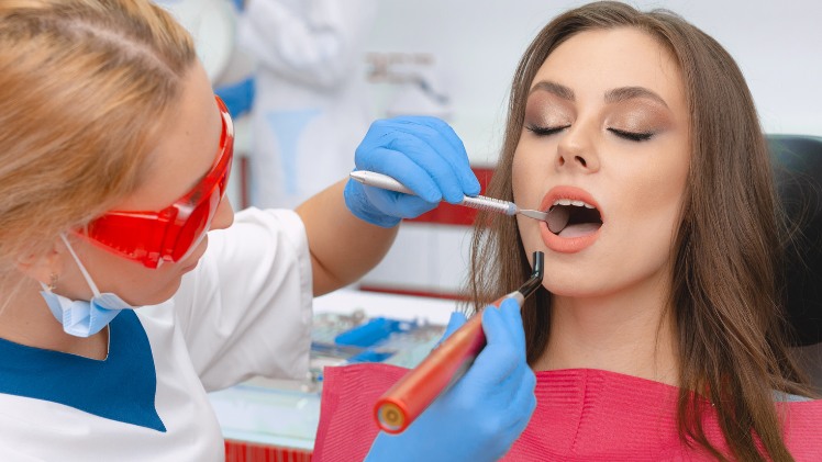 Une dentiste qui effectue une restauration dentaire inlay