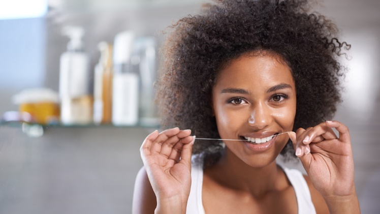 Une femme au sourire éclatant grâce aux inlays