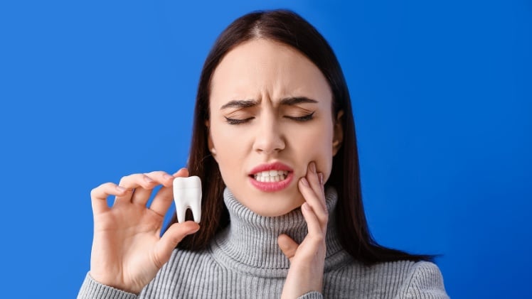Une représentation de la symbolique des dents d'une femme qui a des douleurs
