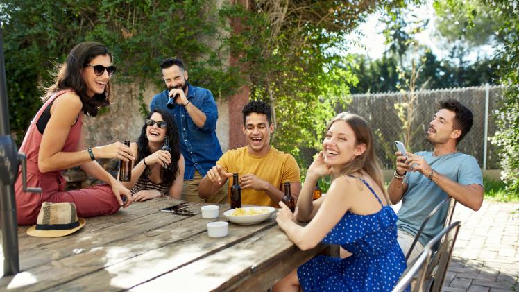 Des personnes à l'aise entre elles grâce à leurs dents et leur sourire parfaite