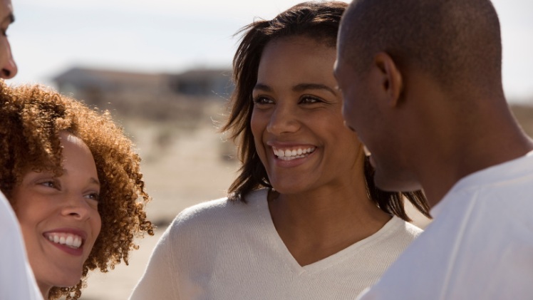 Des personnes avec de bonnes dents qui peuvent sourire librement