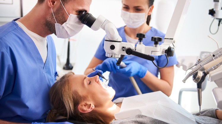 Des soins dentaires dans un cabinet