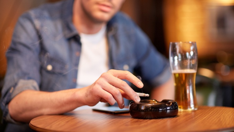 L'alcool et le tabac, dangereux pour la santé dentaire