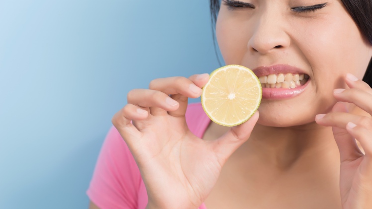Le citron utilisé comme produit de blanchiment dentaire