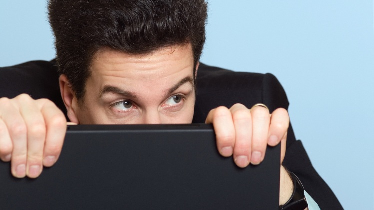 Un homme qui cache ses dents du bonheur