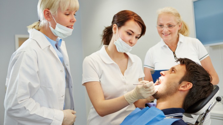 Un test de réactivité dentaire effectué sur des dents grises d'un patient