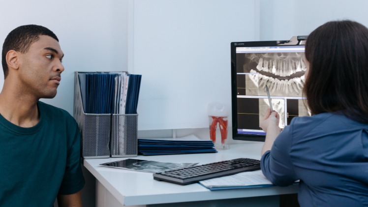 Une consultation chez le dentiste avant un blanchiment dentaire