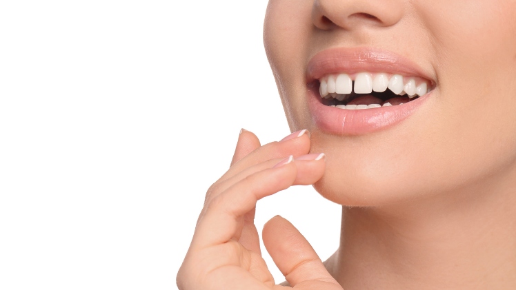 Une femme avec des dents du bonheur