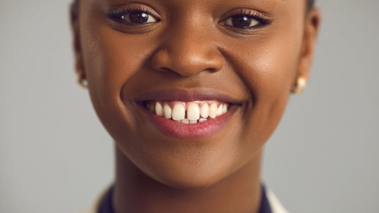 Une femme avec des dents du bonheur