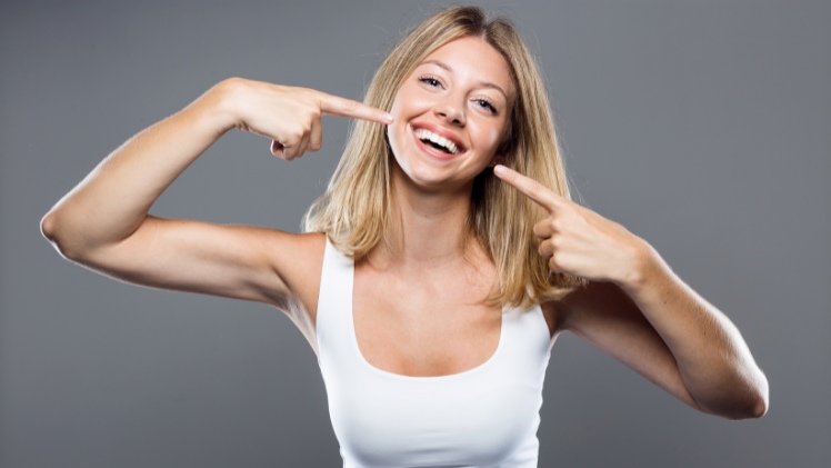 Une femme avec un sourire parfait grâce à de bonnes dents du sourire