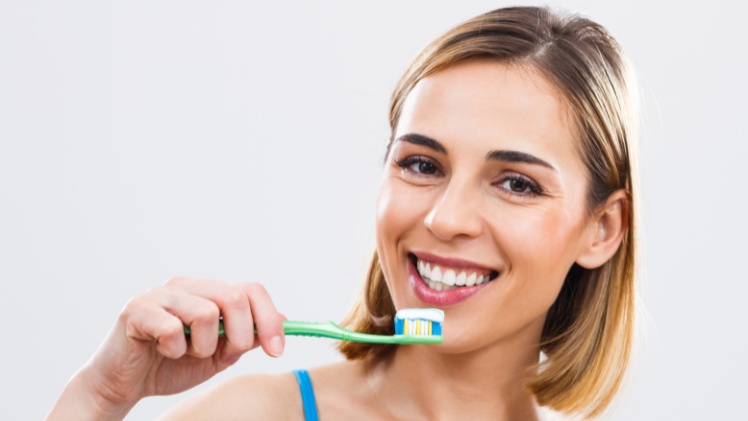 Une femme avec une bonne hygiène dentaire
