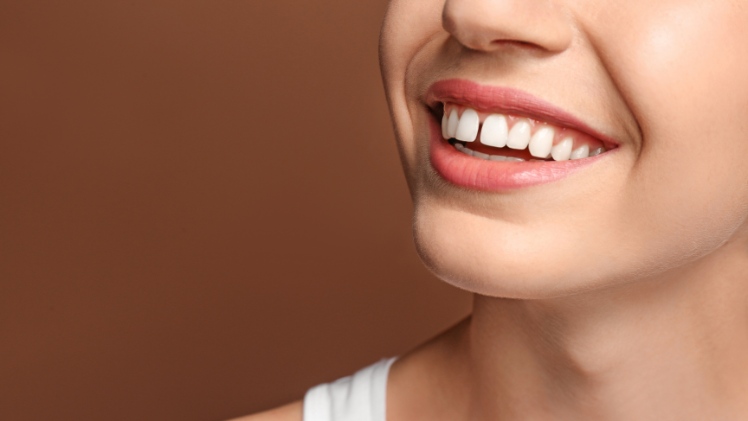 Une femme fière de montrer ses dents du bonheur