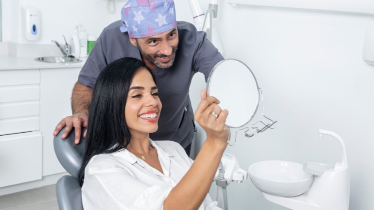 Une femme qui a choisi de corriger ses dents du bonheur