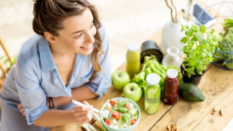 Une femme qui adopte une alimentation équilibrée pour une bonne santé dentaire