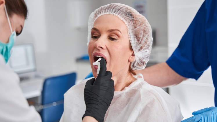 Une femme qui fait un dépistage du cancer de la bouche