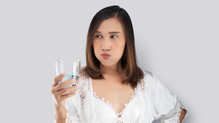 Une femme qui utilise des remèdes maison pour éliminer les tâches blanches de ses dents