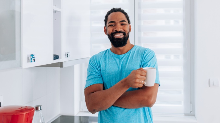 Une homme bien dans sa peau avec un joli sourire