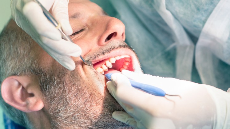Une opération de dévitalisation dentaire