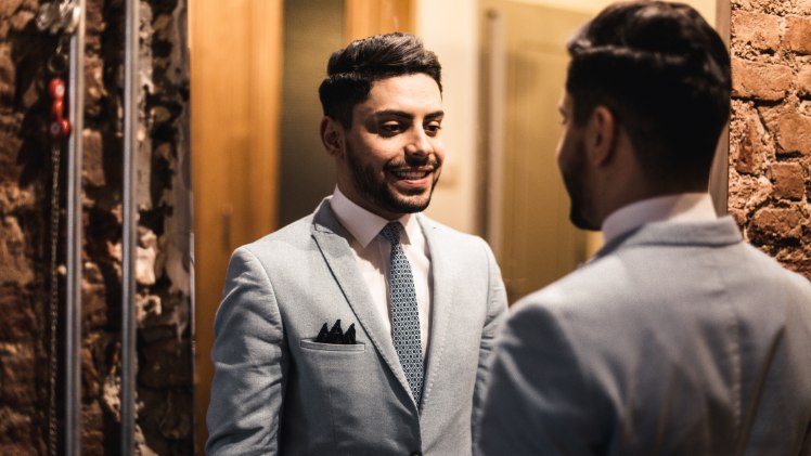 Un homme qui a décidé d'apprendre à sourire devant un miroir