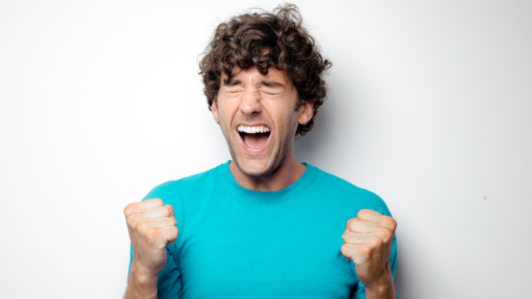 Un homme qui sourit en étant conscience de ses émotions