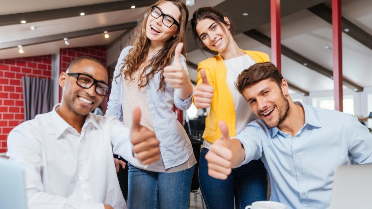 Une ambiance joyeuse au bureau qui favorise le sourire