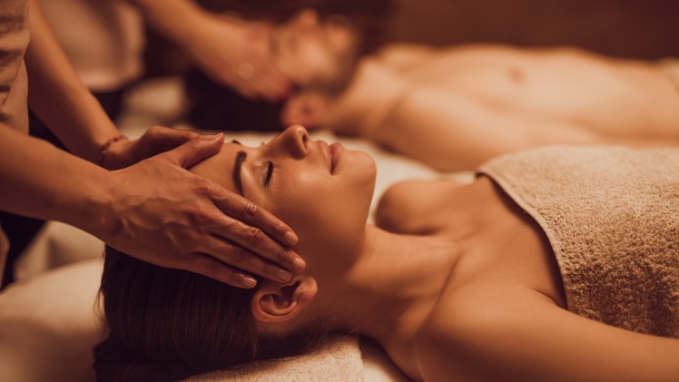 Une femme en train de se faire masser le visage pour relâcher les tensions et éviter les serrements des dents