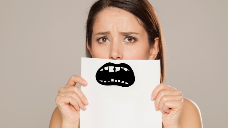 Une femme qui dit je n'arrive pas à sourire avec les dents
