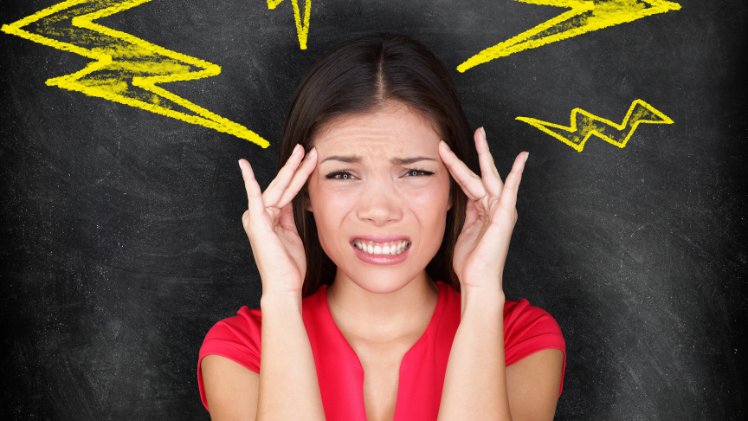 Une femme souffrant de serrement des dents à cause du stress