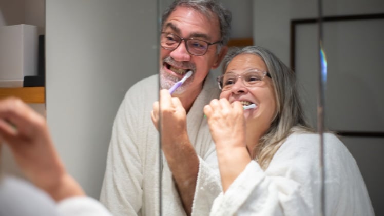 Des seniors avec une bonne hygiène dentaire
