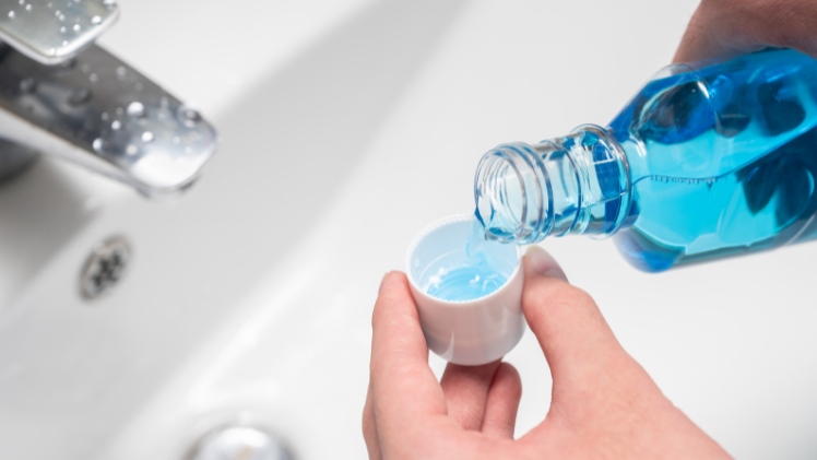 Un bain de bouche au fluor pour un entretien dentaire