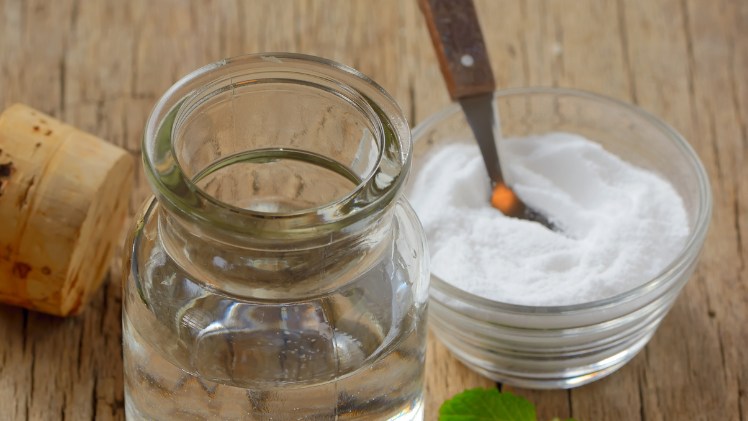 Un bain de bouche au sel pour soigner la gingivite