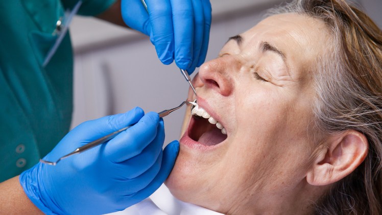 Un dentiste en train de soigner une gingivite