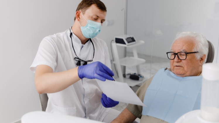 Un dentiste qui donnent les instructions pour la pérennité d'un implant dentaire