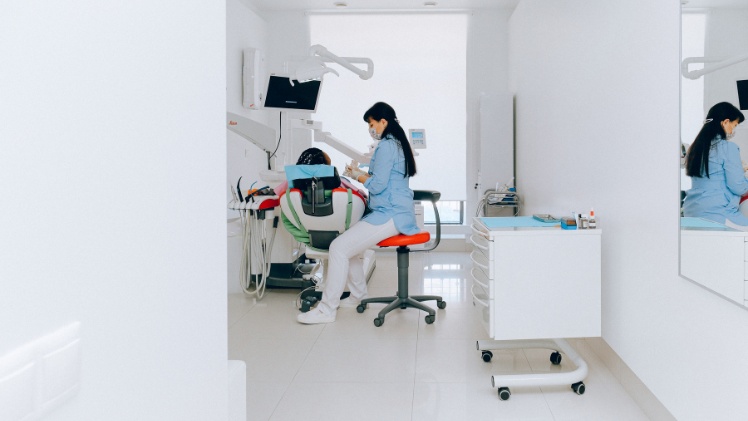 Un dentiste qui traite une inflammation des gencives
