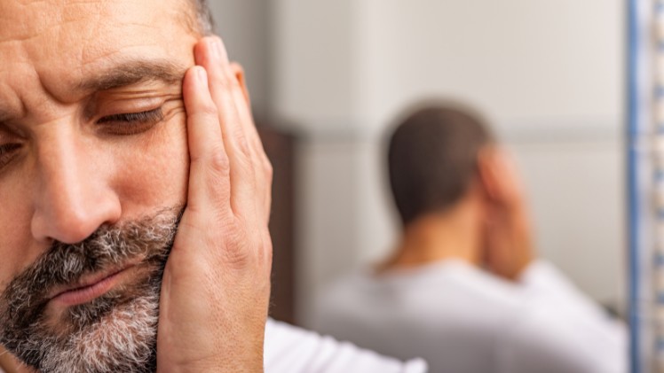 Un homme avec une infection buccale