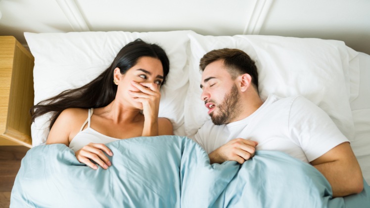 Un homme avec une mauvaise haleine persistante