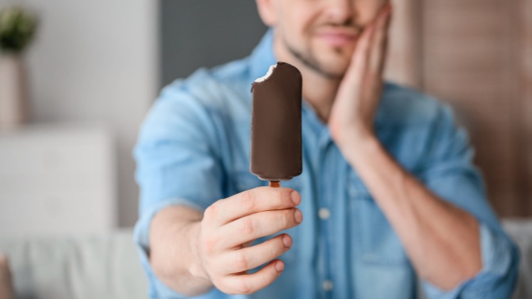 Un homme avec une sensibilité dentaire au froid